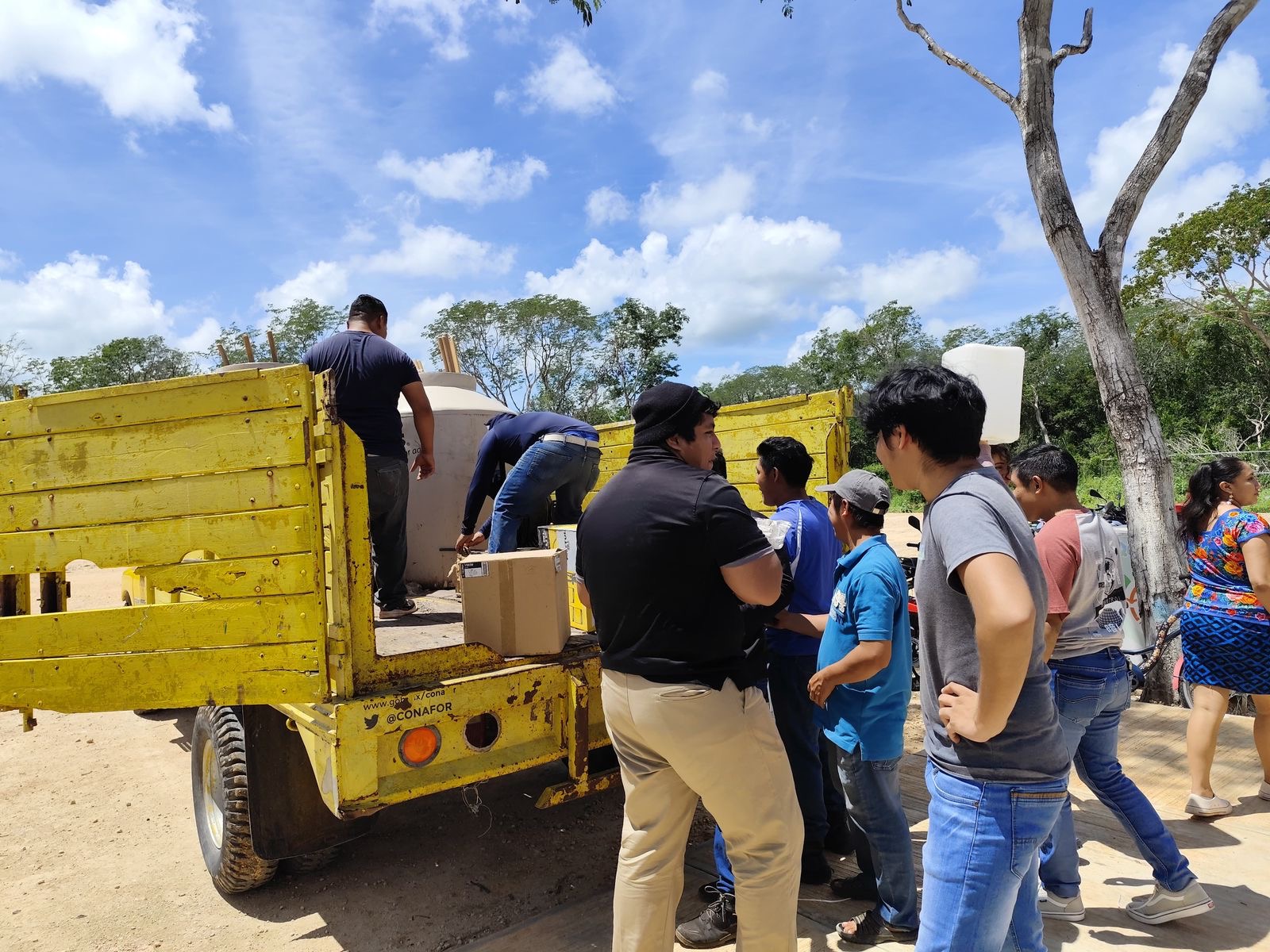 UICAM Sede Dzitbalché recibió en donación de la SEMARNAT, a través del Lic. José Leonardo Monterrubio Guzmán y de la Ing. Magaly Miss Ortega Brigadista, Coordinador de Brigadas y Estrategias Social Ambiental y Brigadista Ambiental, respectivamente, ambos del Tramo 2 Tren Maya